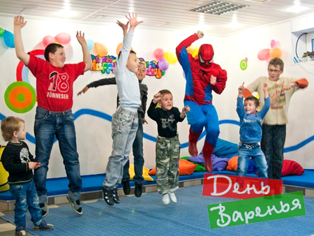 Дети прыгают с Человеком-пауком