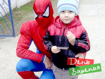 Мальчик с Человеком-пауком